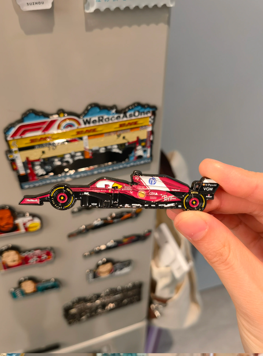 Miniature_Formula_1_Car_Magnet_7x2cm_ferarri_Design